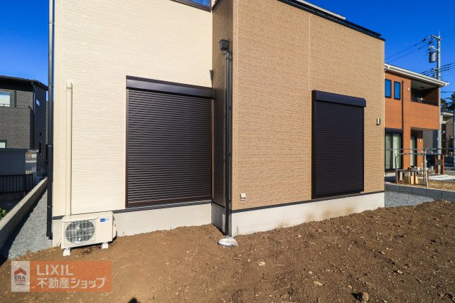 【防犯設備】現地完成写真。1階リビングには雨風の強い日にも役立つ防犯シャッターがついています。