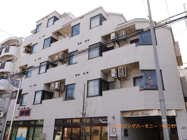 モダンでスタイリッシュな印象を与えるグレーを基調とした外観。