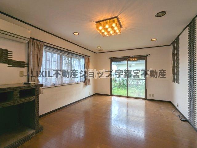 窓から明るい陽射しが差し込むリビングです♪