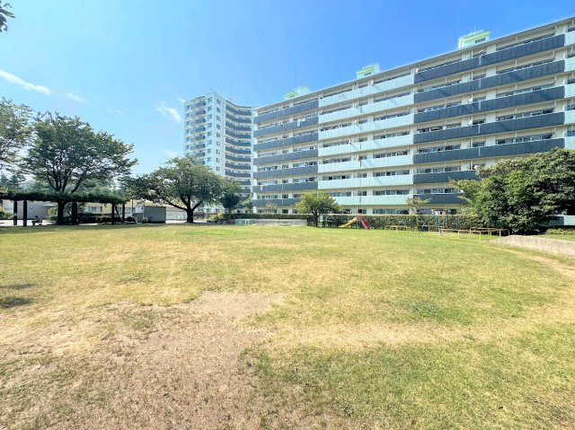 ◆マンション前には広場と公園があり、お子様も安心。