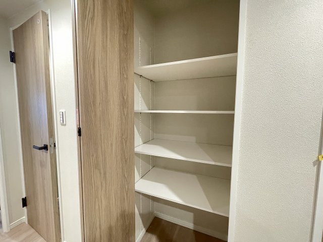 仕切りのあるクローゼットは、収納棚を追加しなくても、綺麗に整理整頓出来ます。　