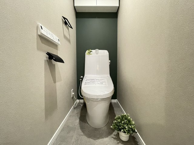 温水洗浄便座付きの清潔感あるトイレは、落ち着いた空間に。　