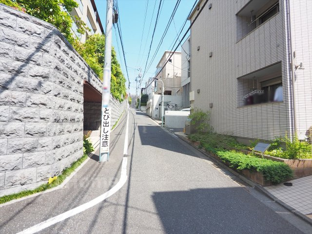 閑静な住宅街に位置する落ち着いた前面道路です！交通量が少なく小さなお子様とのお出かけも安心で行えます♪