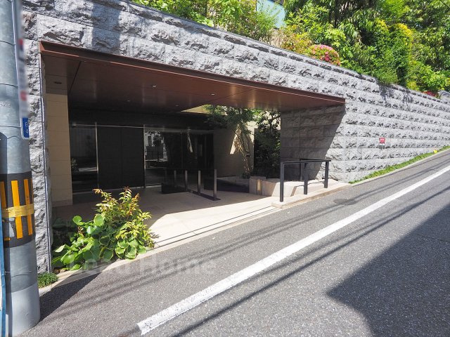 重厚感のある石造りのゲートが魅力的なエントランスです！手入れが行き届き毎日の通行も気持ちが良いですね！