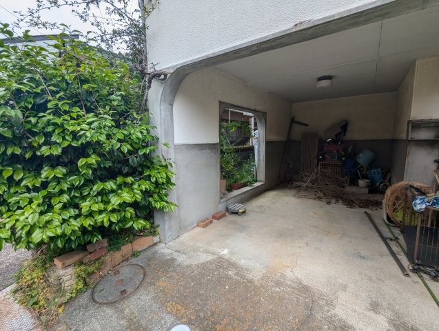 2階部分が屋根の代わりになっています。大切なお車を雨風・紫外線から守れます。　