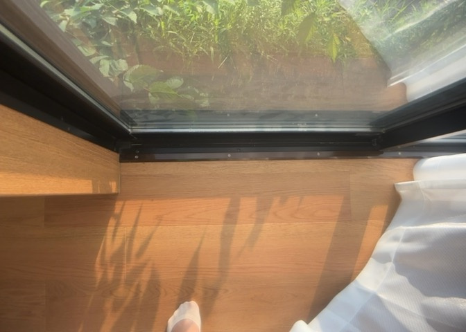 サッシは、ガラス窓に使用される金属製の窓枠です。一般的に住宅建築では、金属製建具工事の段階でガラス類・玄関などと同時に設置されます。種類や構造により断熱性能や遮音性能が異なるので現地でご確認ください。