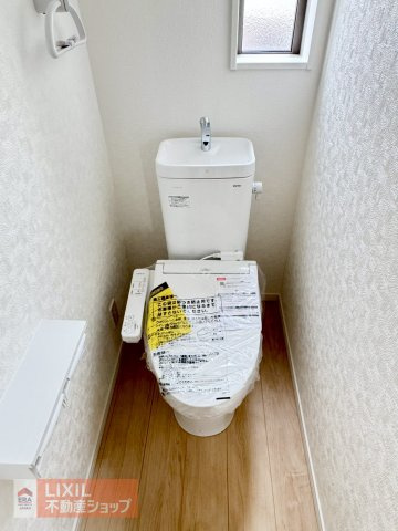 【トイレ】現地完成写真。温水洗浄暖房便座付き。