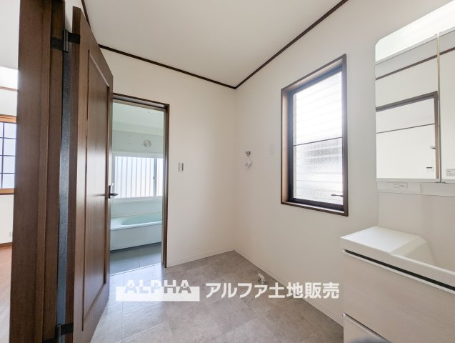 【Laundry　space】　◆ランドリースペース◆広々した空間で雨の日でも十分に洗濯物を乾かすことが出来ます。バスルームには浴室換気乾燥機も付いているので重宝しますね。