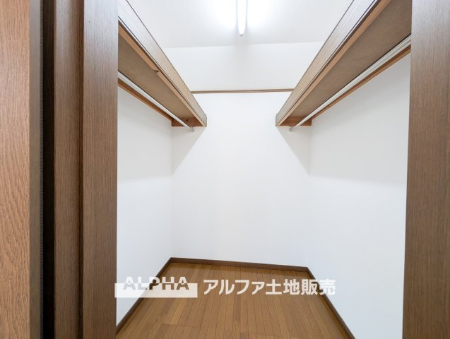【walk　in　closet】　◆ウォークイン・クローゼット◆大好きな服、大事なバッグやアクセサリー、そして大切な思い出の品々。そんなものを傍らにそっと置いておきたい。そんな時に重宝しますね