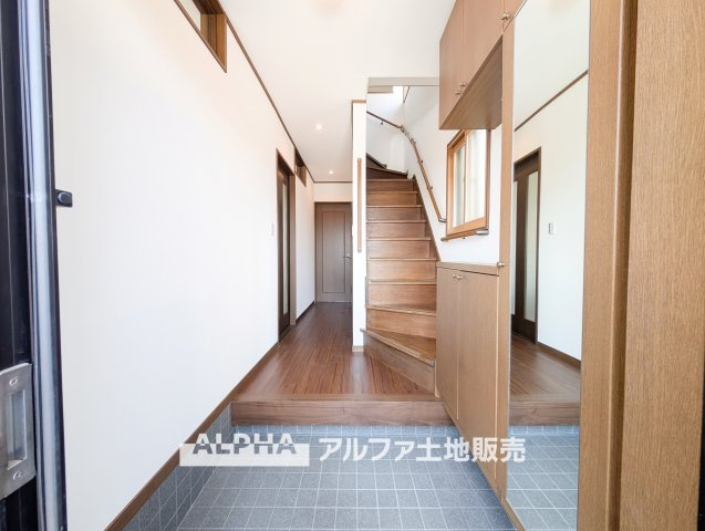 【Welcome　Space】　◆玄関◆帰宅時にほっとできる、穏やかな空気感の玄関。整った空間が日々の切り替えを自然にサポートし、来客時にも好印象を与えます。