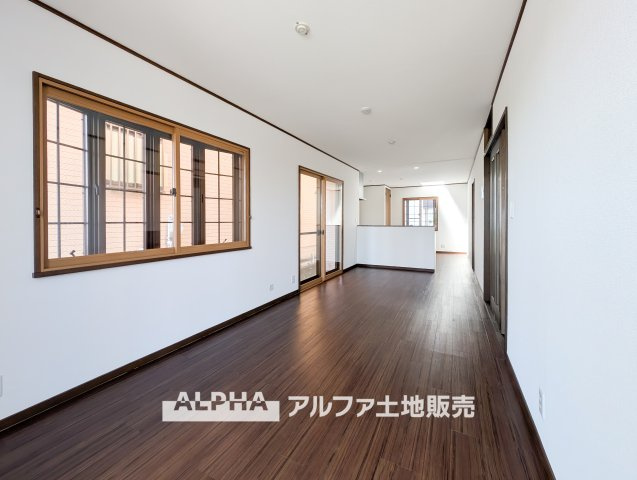 【Warm　Light】　◆ぬくもりに満ちた場所◆　差し込む陽だまりが、心の奥までやさしく照らす。過ごすほどに、この場所が帰りたくなる存在へと変わっていく。