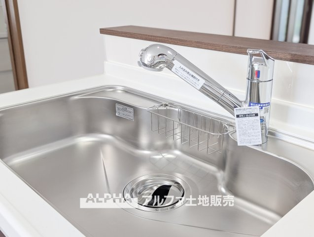 【Water　cleaner】　◆浄水器◆蛇口から流れ出すお水はクリーンでいつも楽しめます。また浄水器内臓シャワー混合栓なので場所取らずのスッキリとしたスタイルです。