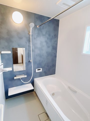 1日の疲れを癒せるお風呂♪足がのばせるほど広いお風呂にはエコベンチも搭載！小さいお子様を座らせれば一緒にお風呂へ入っても安心。浴室暖房乾燥機付きなので洗濯物も乾かせます。