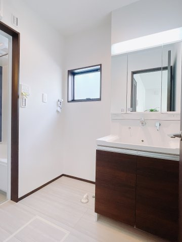 通常より広いタイプの洗面所になっています。のびのびと使える洗面所には寒い冬にストーブをおいても邪魔になりません♪