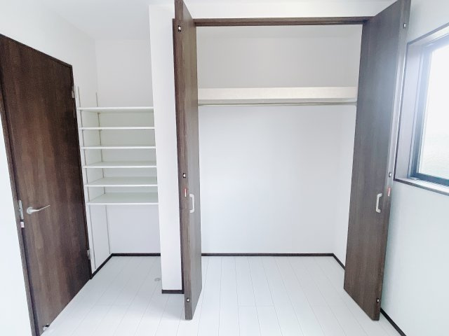 「今日も一日お疲れ様」とご夫婦でゆったりくつろげる寝室。毎日の家事やお仕事に疲れた日はフカフカのベットで癒されてください。テレビや本棚をおいても快適な広さなのが自慢のお部屋です♪