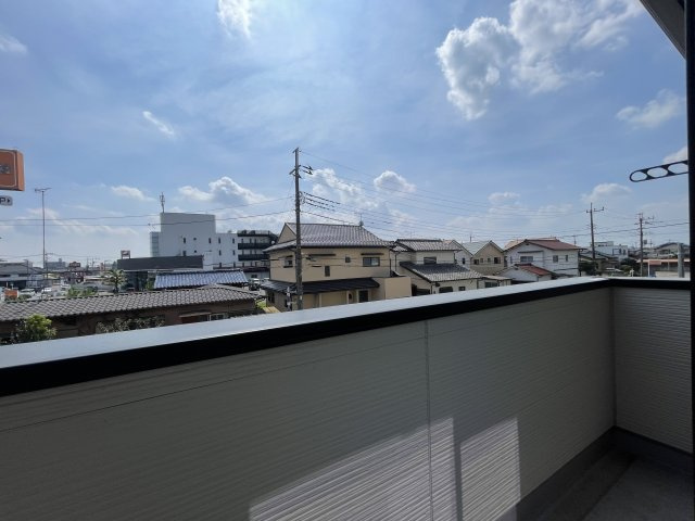 バルコニーから入る日差しは暖かく、爽快な朝の目覚めを促してくれます♪洗濯物やお布団を干して太陽の香りを吸い込んだお布団で夜はおやすみください。