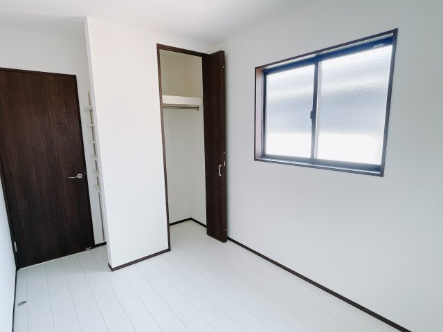 広い寝室ならインテリアも自由自在にお楽しみいただけます♪お外から帰ってきた後は寝室でゆっくり自分の時間をお過ごしください。