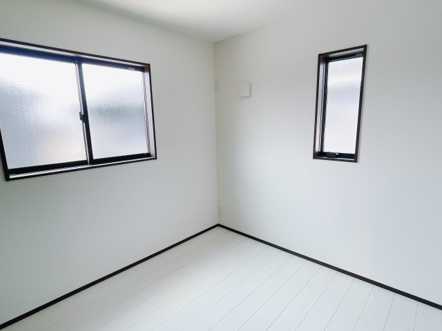 ダブルベッドを置いても充分な広さを2Ｆのお部屋に設けております。お子様と家族みんなで寝るのも夢じゃありません♪窓からは光が差し込むので日中でも明るいお部屋です。