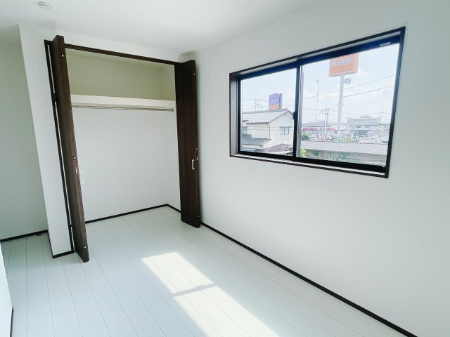 広い寝室ならインテリアも自由自在にお楽しみいただけます♪お外から帰ってきた後は寝室でゆっくり自分の時間をお過ごしください。