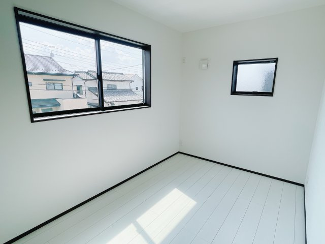 お子様にとって初めての「自分だけのお部屋」。どんなお部屋にするのか楽しみになりますね♪こちらのお部屋は洋室になっているので、もし汚してしまっても簡単にお掃除できるので助かります。
