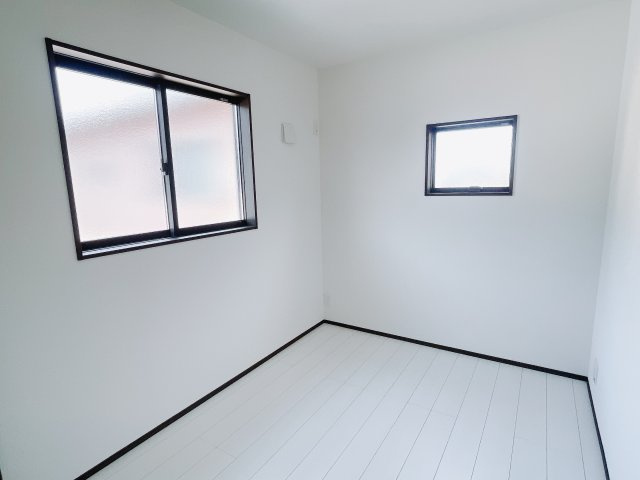 ダブルベッドを置いても充分な広さを2Ｆのお部屋に設けております。お子様と家族みんなで寝るのも夢じゃありません♪窓からは光が差し込むので日中でも明るいお部屋です。