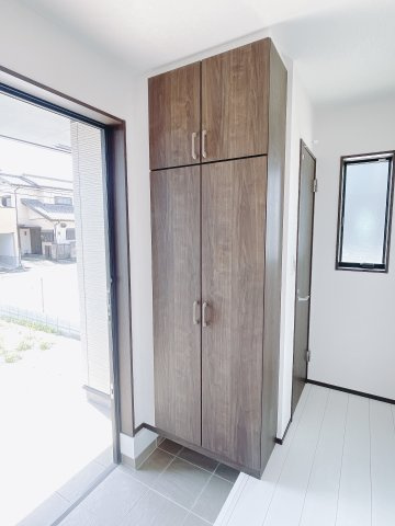 毎日の「いってらっしゃい」や「お帰りなさい」を大切なご家族と過ごす玄関は〈使いやすさ〉を追求しております。玄関横の物入は急な来客時でもさっとお片付けできるスペースを確保しています。