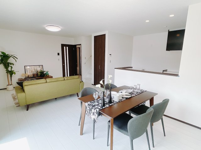 リビングに収納が多いのでお子様の遊び道具をしまうのに適しています。快適な空間＝豊富な収納！常に広々とした空間の中でゆっくりとお過ごしできます。