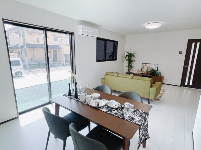 これから長く住むお家のリビングには毎日気持ちのいい日差しが差し込みます。ポカポカ日向ぼっこをしながらお昼寝をするのもいいですね♪明るいリビングに気分も晴れやかに♪