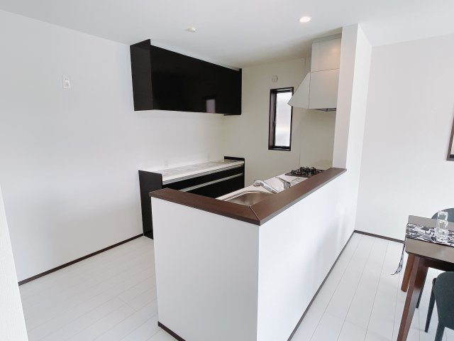 お料理をしながらお部屋を見渡せることができる対面キッチンを採用。コミュニケーションがとりやすく、家族の絆が深まります。今日の出来事をおしゃべりしながら楽しい時間をお過ごしください♪