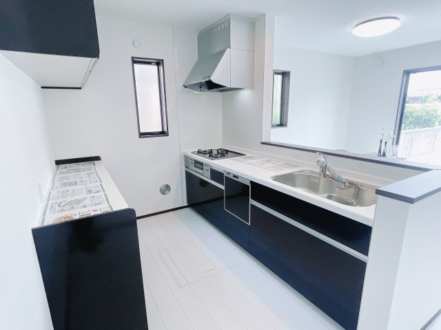 見通しの良いオープンキッチンになっています♪子供達もいつもママのそばにいられる安心感が生まれる設計になっているので、小さなお子様がいるご家庭にもピッタリです♪