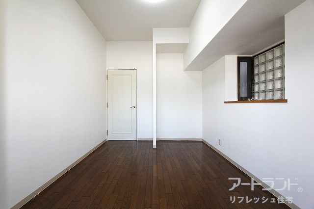 洋室6.1帖。お気に入りの小物や植物など飾れる出窓付き。