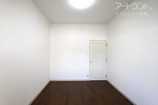 洋室5.3帖。シンプルな間取りで収納棚、ベット、間接照明など家具の配置も楽しめます。
