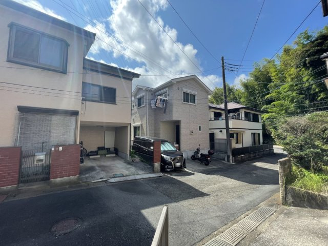 閑静な場所に位置しており、静かな生活を送ることができます。