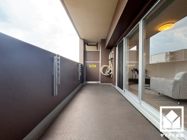 南向き・東向きの2面バルコニーで陽当たり、風通し良好。南側は広々としているため、お洗濯物をたっぷりと干す事ができます。