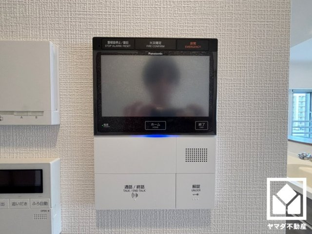 突然の来訪時でも安心なモニター付きインターホンを完備。お留守番中のお子様でも簡単に来訪者の確認ができます。