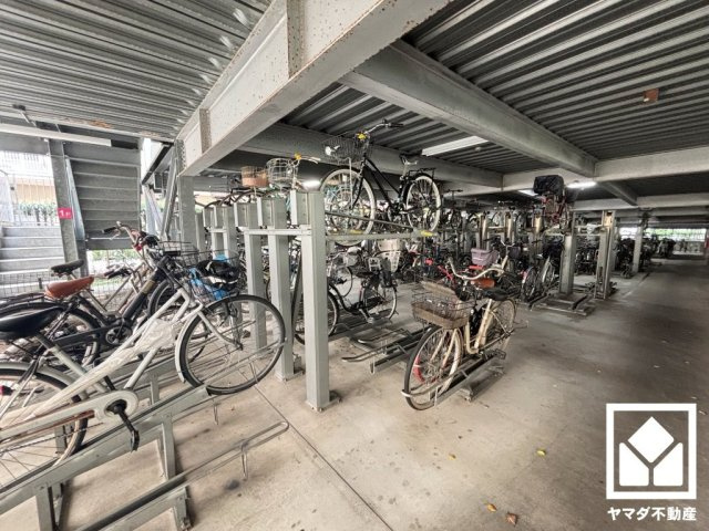 サイクルラックの設置された屋根付き駐輪場を完備。スッキリ整理されて、自転車同士の接触や転倒の心配がございません（年額1800円～2400円）。バイク置き場もございます（月額1000円～1500円）。