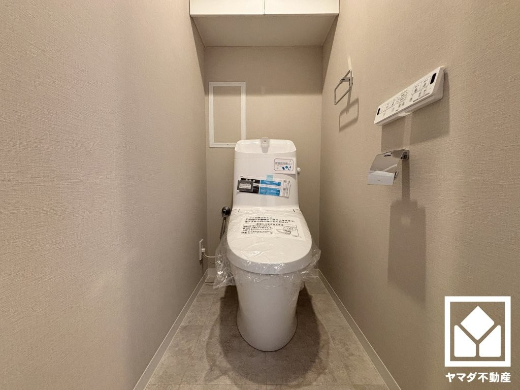 明るく清潔感溢れるトイレです。温水洗浄便座付きで、季節を問わずいつでも温かい便座をお使いいただけます。