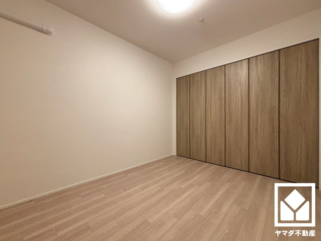 約5帖の西側洋室です。全居室にクローゼットがございますので、お部屋の広さを最大限に活用できます。