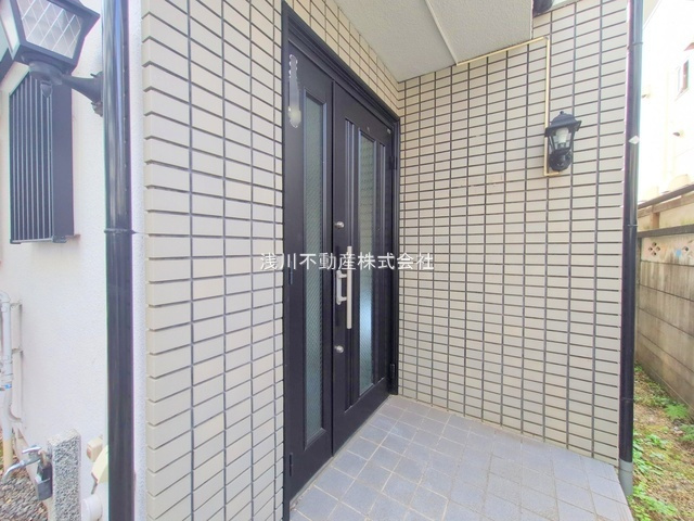 ～玄関は親子扉、安心のWロックキー仕様～