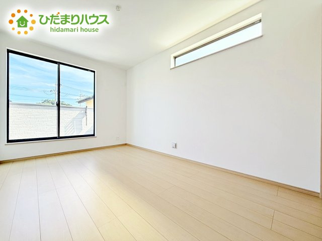 バルコニーに面していて、たっぷり光りの入る明るい主寝室です！