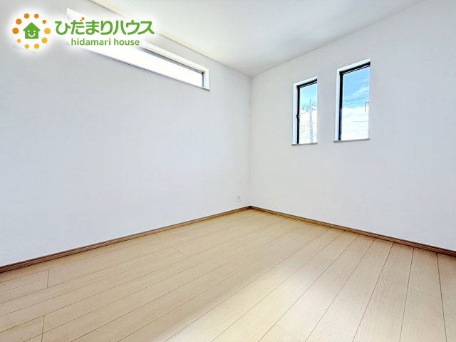 洗練された空間にやわらかい光が差し込み、お気に入りの家具や小物が映えます。