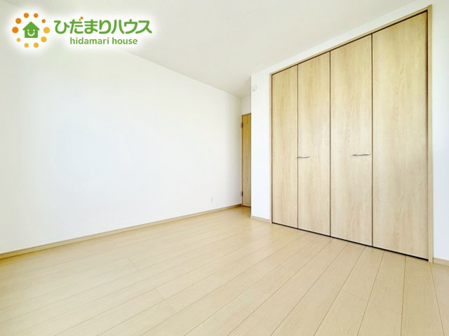 お子様の成長に合わせて、自由に模様替えできるように考えた、シンプルな洋室。