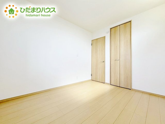 窓からそそがれる暖かみのある明るい空間。広々としたプライベート空間で自分の時間を楽しめます。フローリング仕様で普段のお掃除も楽々です。