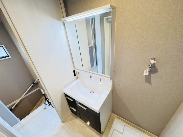シャワーヘッド付き三面鏡洗面化粧台