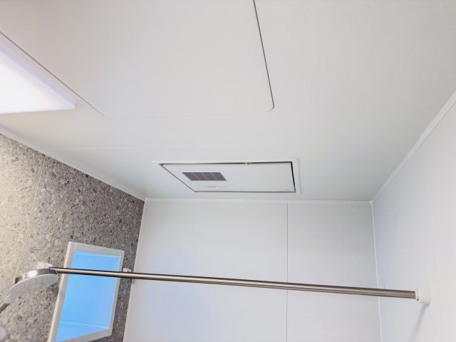 雨の日も安心の浴室乾燥機つき