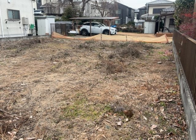 土地の面積＝住宅面積ではありません。建ぺい率の問題などで、土地のある場所によって住宅を建てられる面積は限られています。高さもしかり、「土地」という言葉の中には、建築条件も含まれると考えておきましょう。