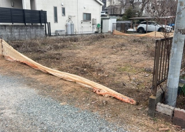 家を建てる場合、方位は要チェックです。現実的に日当たりのよい家ならばリビングは南側、建築基準法でも北側に当たる家への配慮は求められています。土地を見学に行く際は、方位磁針を持って行くようにしましょう。