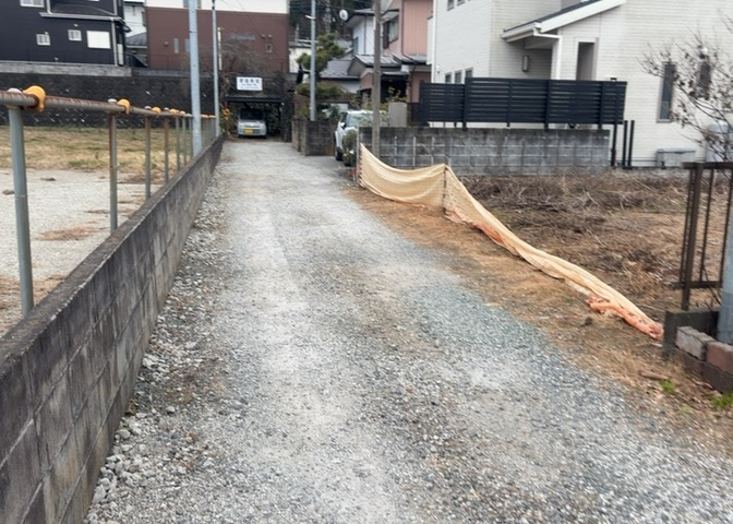 土地の前の道路に消火栓が設置されていることがあります。この場合、道路交通法第45条第1項により、駐車禁止の場所が指定されています。そのため、車庫などの駐車スペースをつくることができない場合があります。