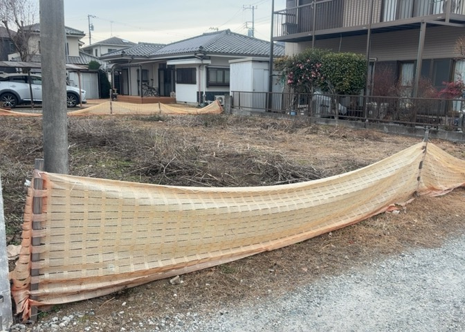 現地に行くなら、物件の周囲の地形がどうなっているかを見ることも大切です。周辺より低くなっている土地では、大雨などで水が集まりやすいため、地盤が弱くなっているということも考えられるため、注意が必要です。