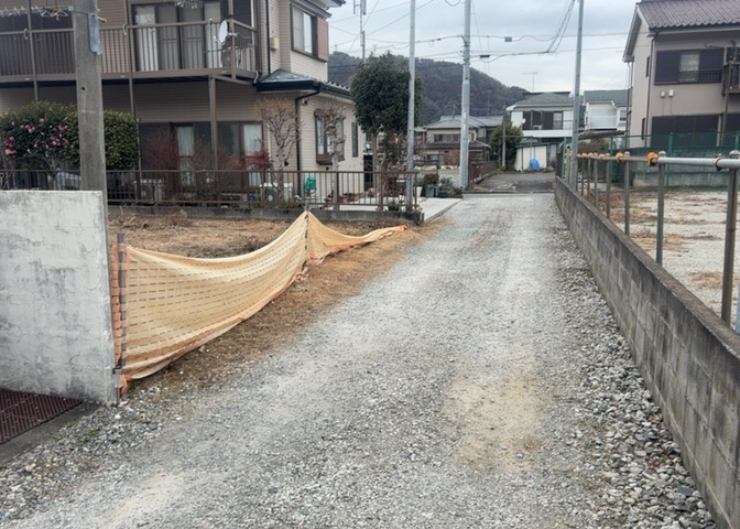 隣家の土地はどうなっているのか、生活利便施設が近くにあるのか、学校まで近いかなど、お客様のライフスタイルにあわせたイメージが重要です。また、近くにあると困る施設が近くにないかも確認するといいでしょう。